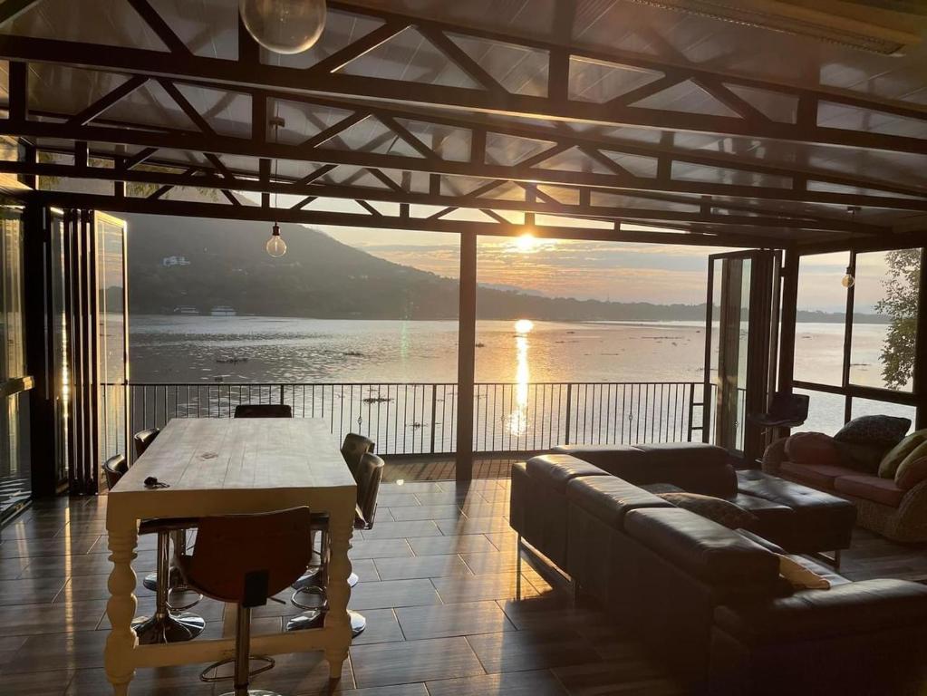 Sun Room (Studio) on the edge of the Harties dam., Hartbeespoort