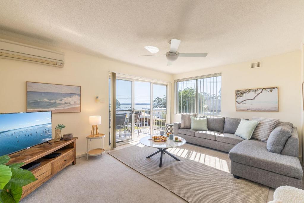 Yarramundi, 4,47 Magnus Street - air conditioned unit with air con, wi-fi, water views and close to town, Nelson Bay