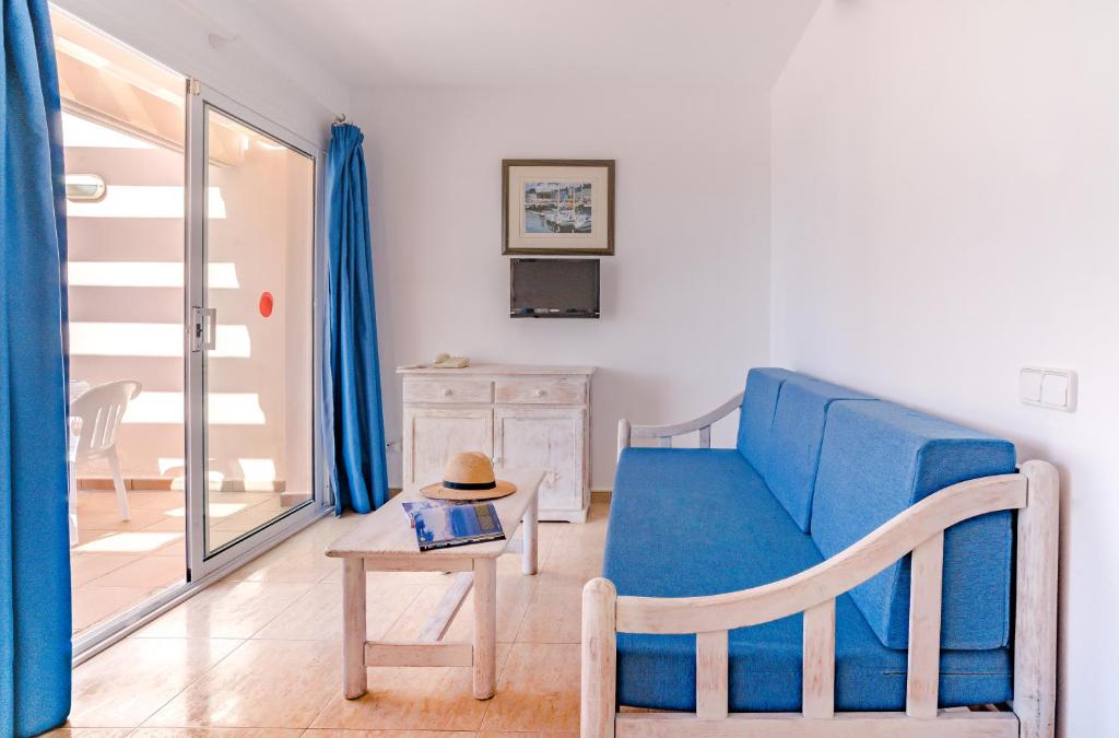 Apartamentos Mar Blau — Hotel rooms in Son Bou, Balearic Islands