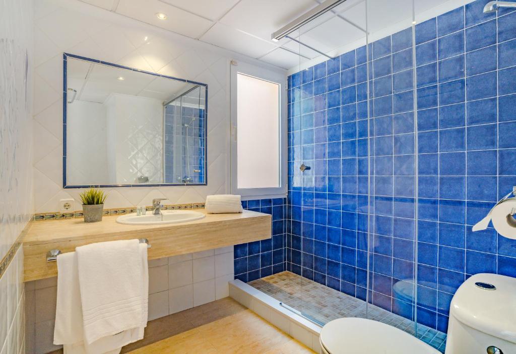 Apartamentos Mar Blau — Hotel rooms in Son Bou, Balearic Islands