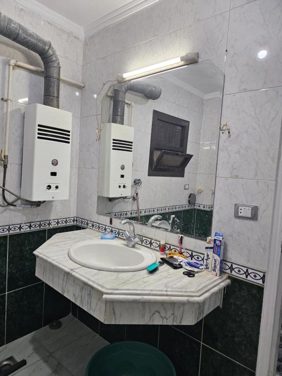 شقة سكنية مكونة من ثلاث غرف نوم وحمامين, Káhira