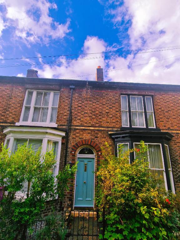 Upscale Family Home Beautiful Setting, Woolton