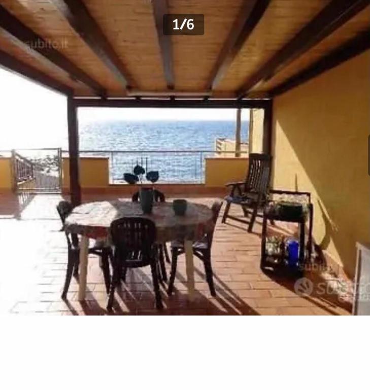 Casa con terrazzo e scala diretta sul mare, Capo dʼOrlando