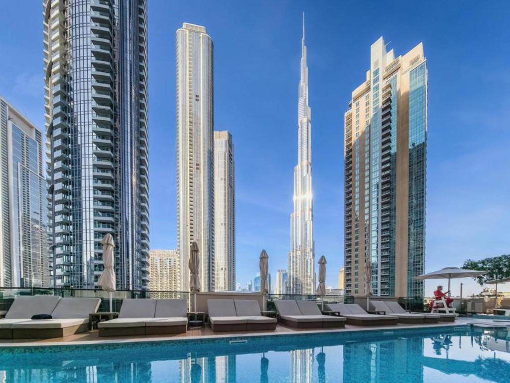 Downtown 2 Bed with Poolside Burj Khalifa View, Dubai