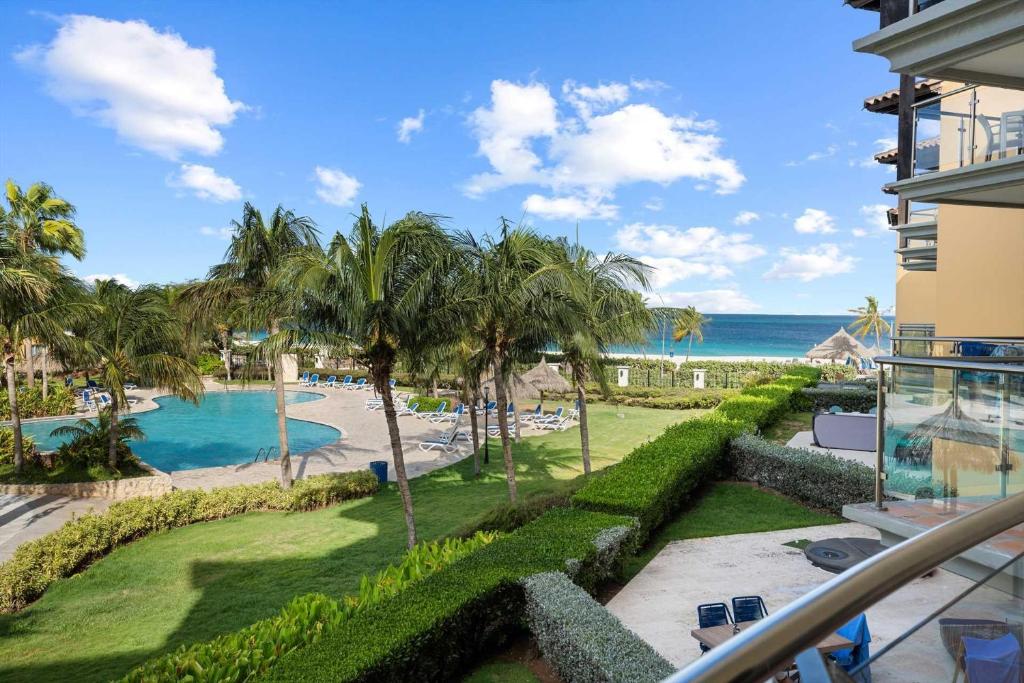 Beachfront - Absolute Luxury 2BR condo - BC254, Palm-Eagle Beach