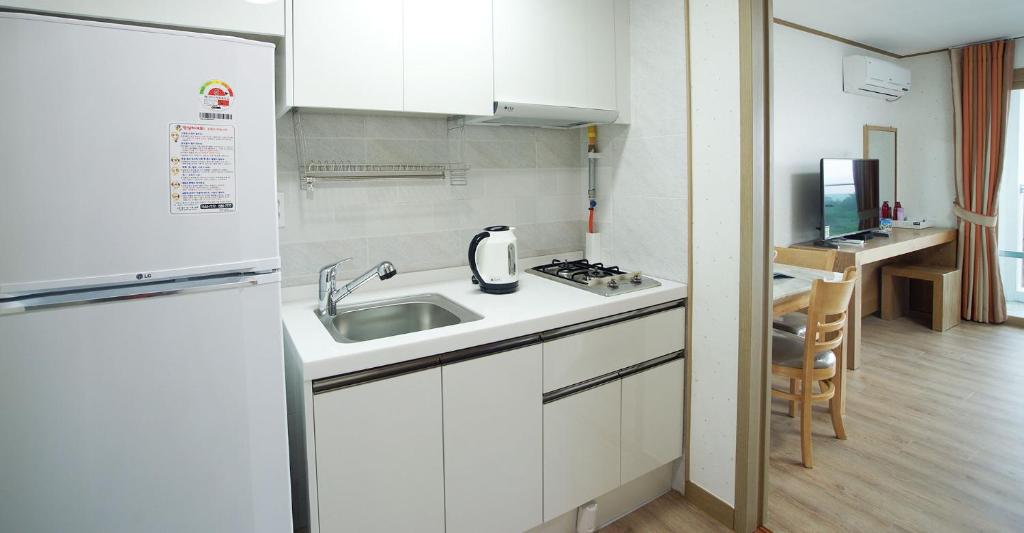 Kitchen, Bowhill Pension in Jeju
