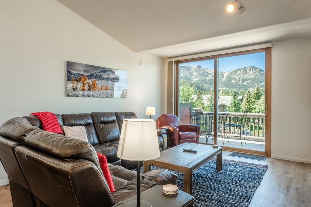 Snowcreek #793 Phase V - 3 Bedroom 3 Bath Sleeps 8 with Private 1 Car Garage, Mammoth Lakes