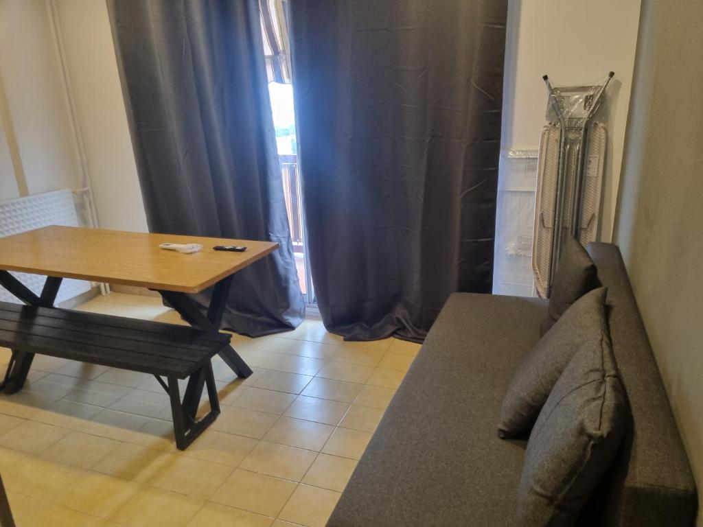 F3 ,appartement climatisé neuf, magnifique vue sur mer et aéroport, proche tram et gare sncf 1 min,aéroport 3 minutes, 3 rooms, new AC apartment, magnificent sea and airport views, close to tram and SNCF train station 1 min, airport 3 min - 2