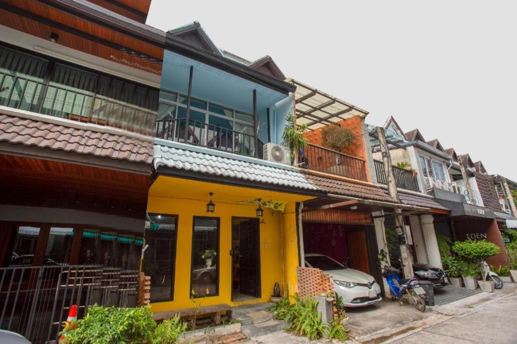 OYO 75303 V ホーム ゲストハウス サンデー ナイト マーケット (OYO 75303 V Home Guesthouse Sunday Night Market)