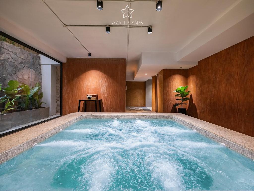 Hot tub