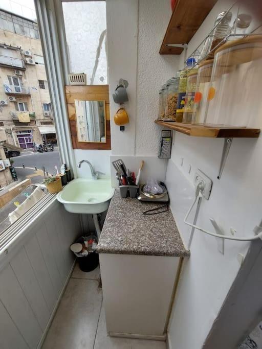 Tiny Place Near The Shuk, El Muṣrāra