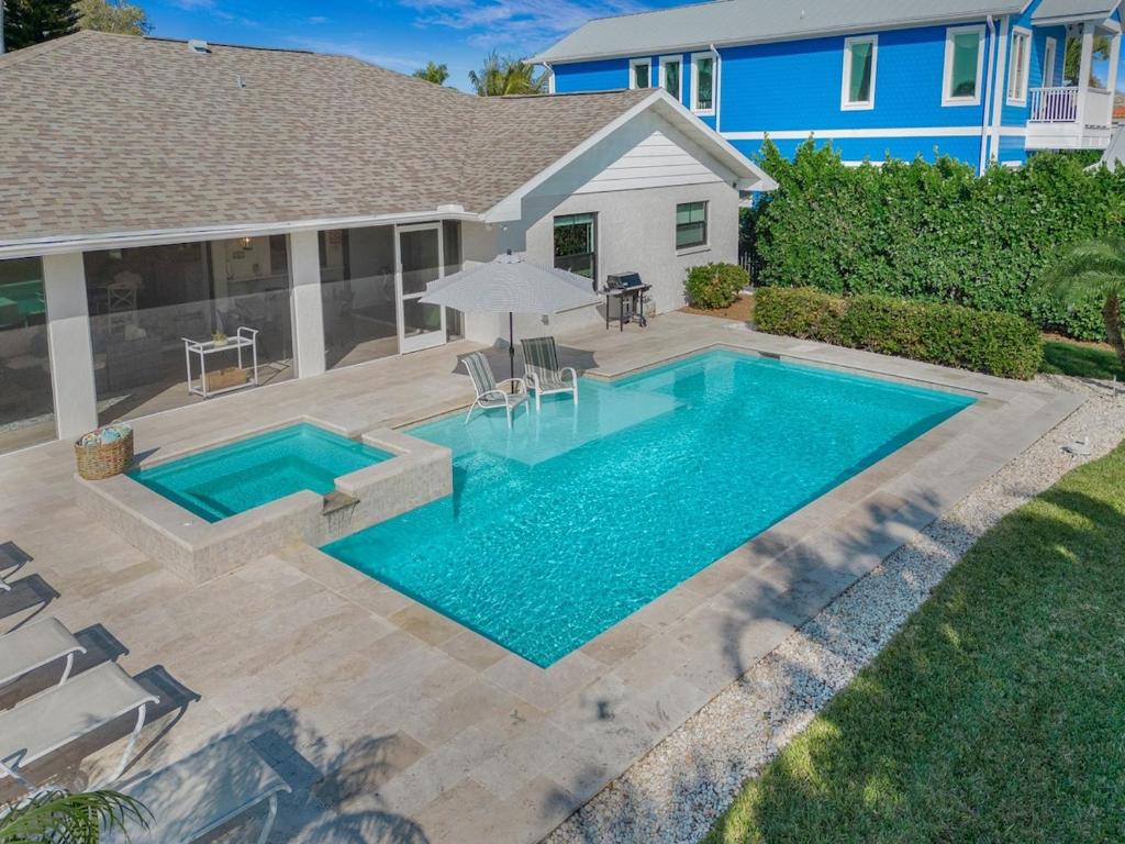 Spacious Pool Home Near Beach with backyard oasis, Naples