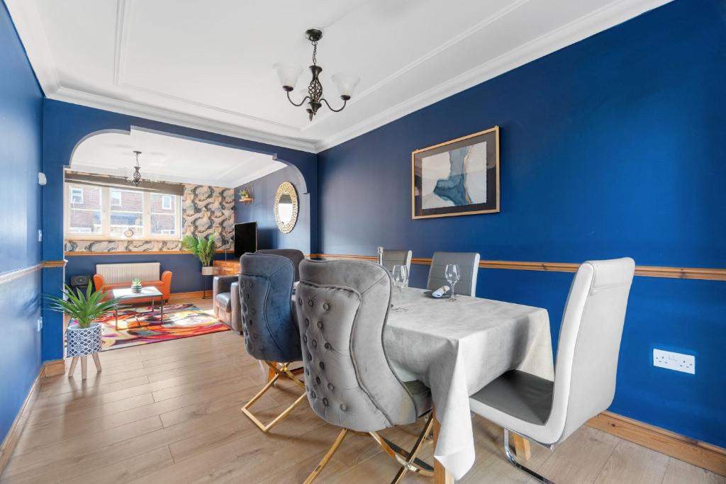 Spacious Detached house in Ashford with free parking & Garage - Contractors, Willesborough