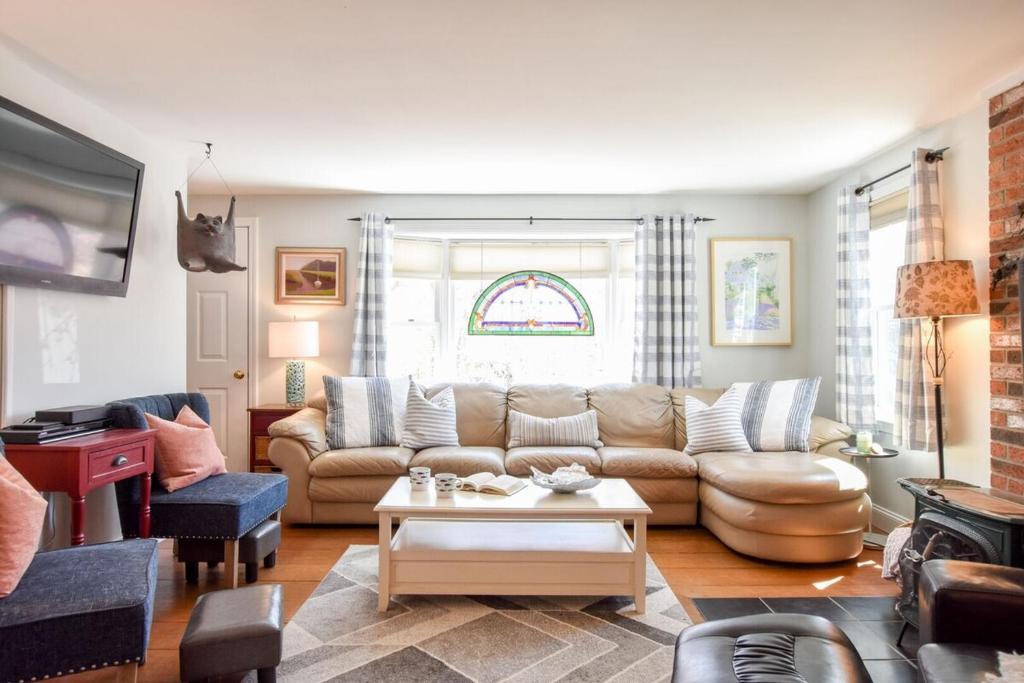 5 Min to Beach Yard w Fire Pit, Wellfleet