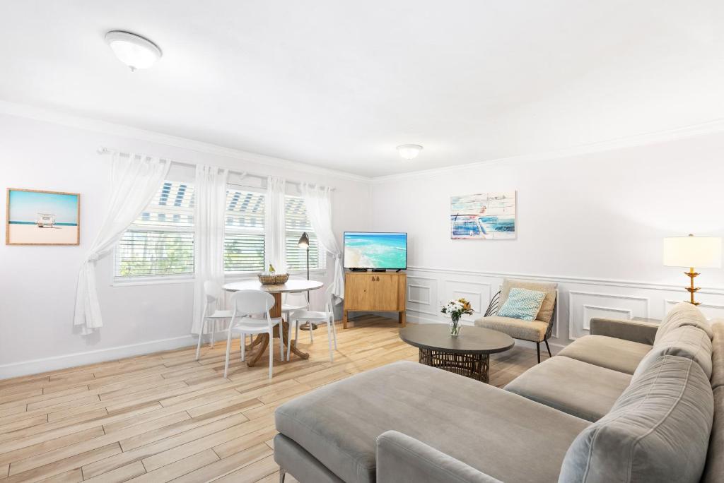 Heron Lagoon, dock, pool, the Catamaran at Siesta Key Bungalows, Siesta Key