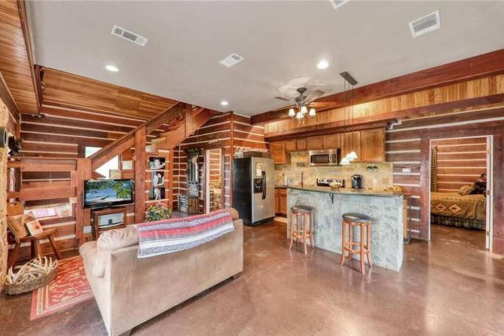 RUSTIC ARMADILLO CABIN with VIEW BY HIDDEN FALL PARK, Fenced yard for Dogs, Smithwick