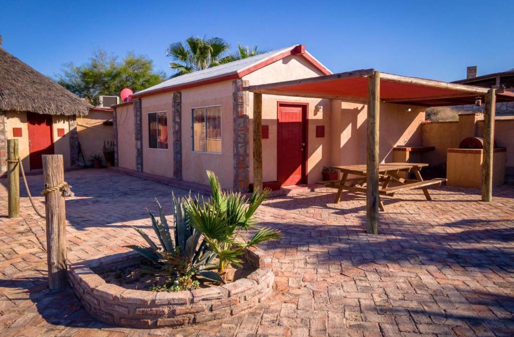 Beach Bungalow, Pool and direct Beach Access - 2