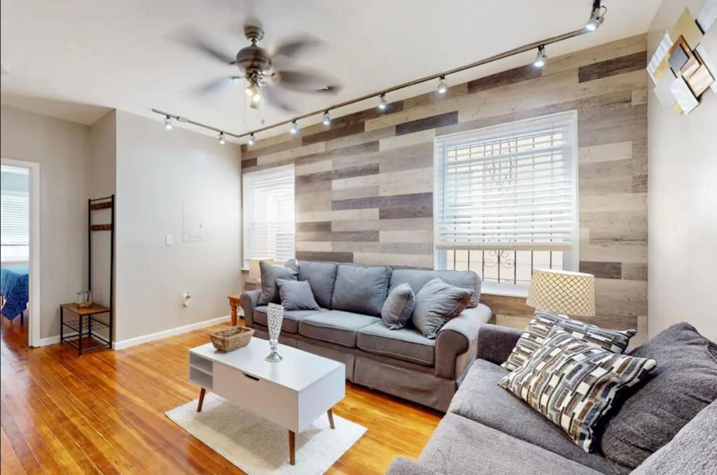 Hidden Gem in Newark, Newark