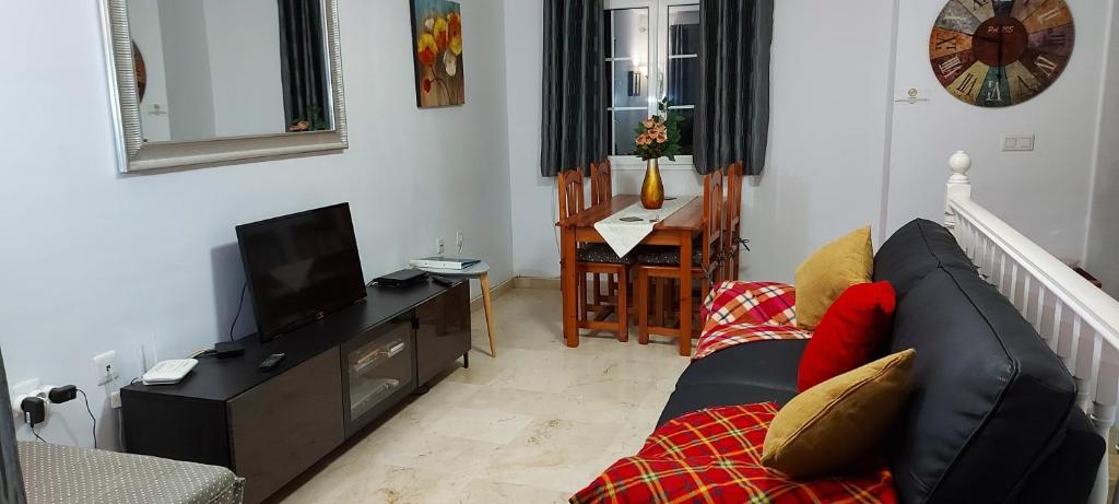 Lovely 2 Bedroom Holiday Apartment in Central Caleta de Fuste - 2