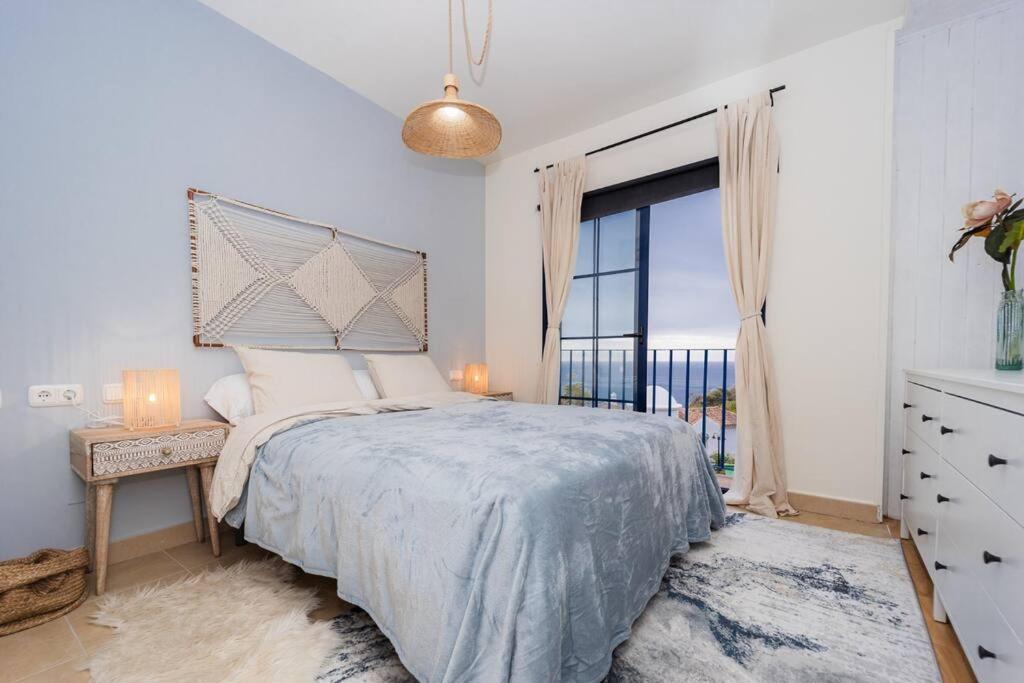 Seaview 2-Bedroom Apartment Pool, Terrace & Cerro Gordo Nature Park - 4