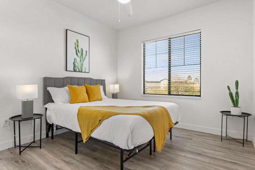 CozySuites by the stadium with pool 18, Glendale