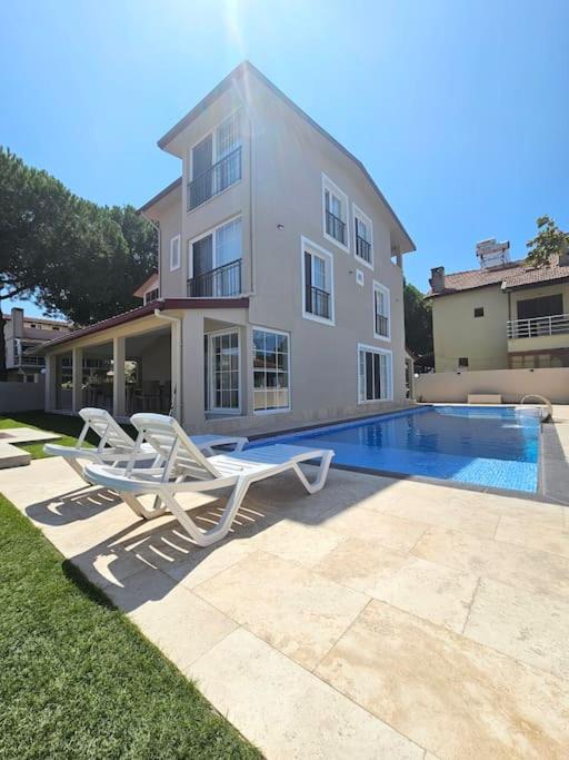 Luxurious Triplex 5-BR Villa w Pool, Beach Access, Ayvalık