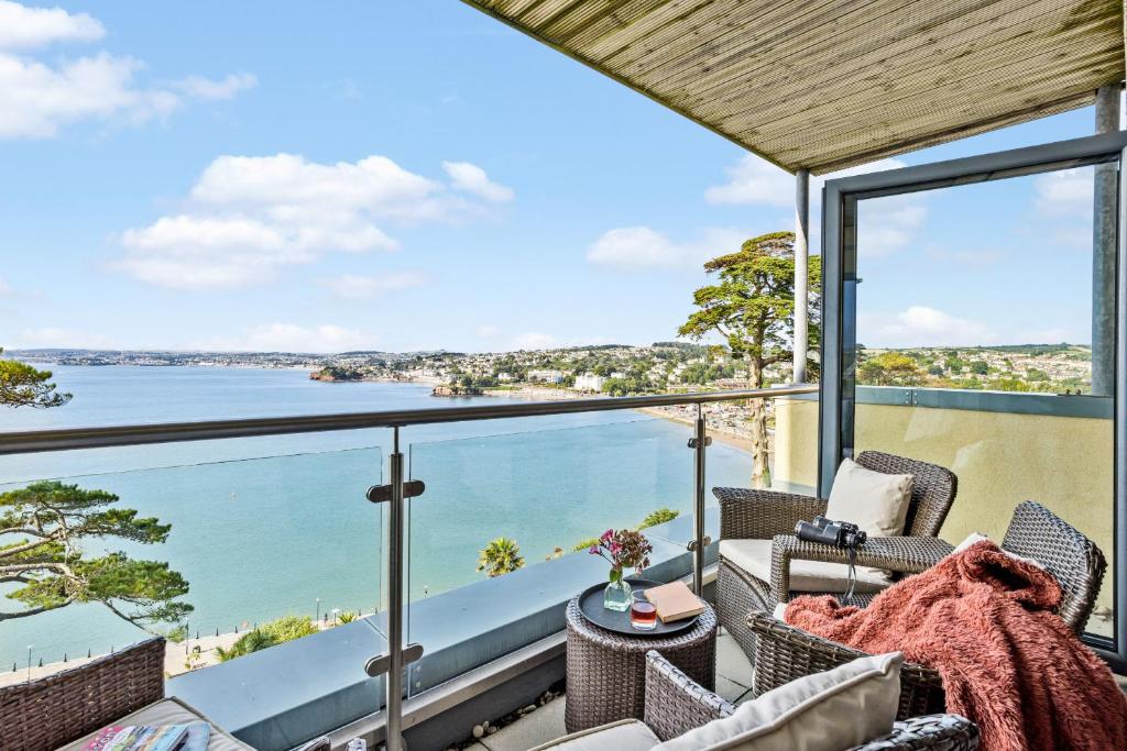 B6 Masts - With sea views, parking and terrace, Torquay