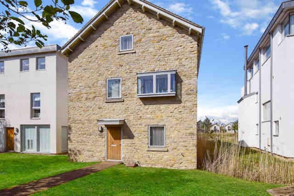 Beautiful Lake House, Gloucestershire