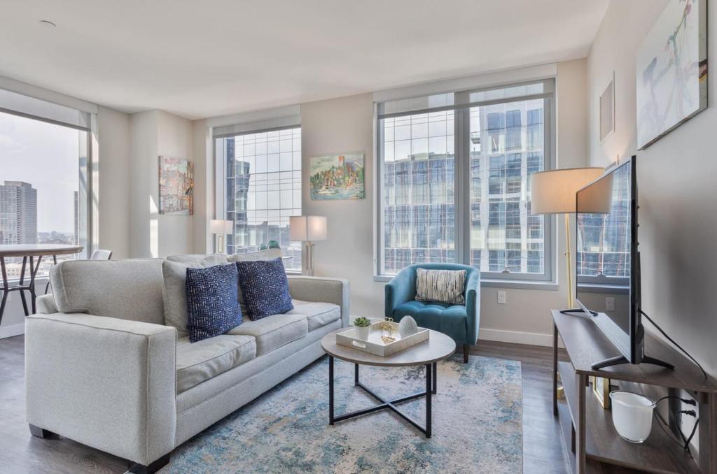 Luxury Apt with Balcony In Seaport, Boston