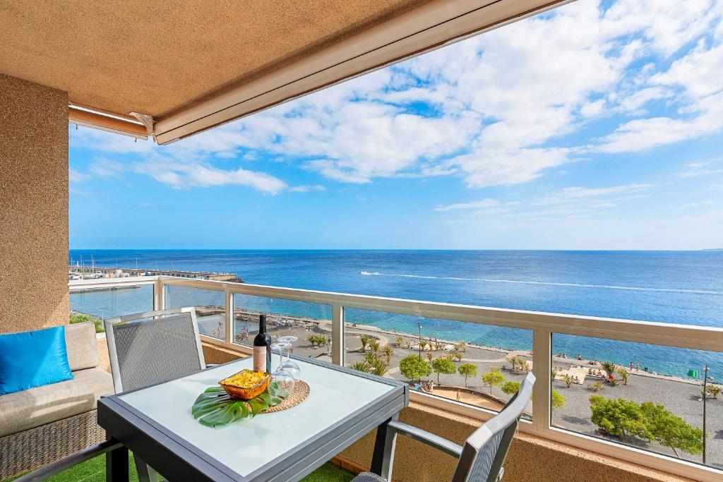 Frontline Beach Apt with Terrace, Radazul