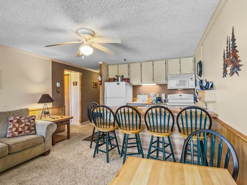 ML169 First Floor No Steps End Unit WiFi EZ Parking, Snowshoe