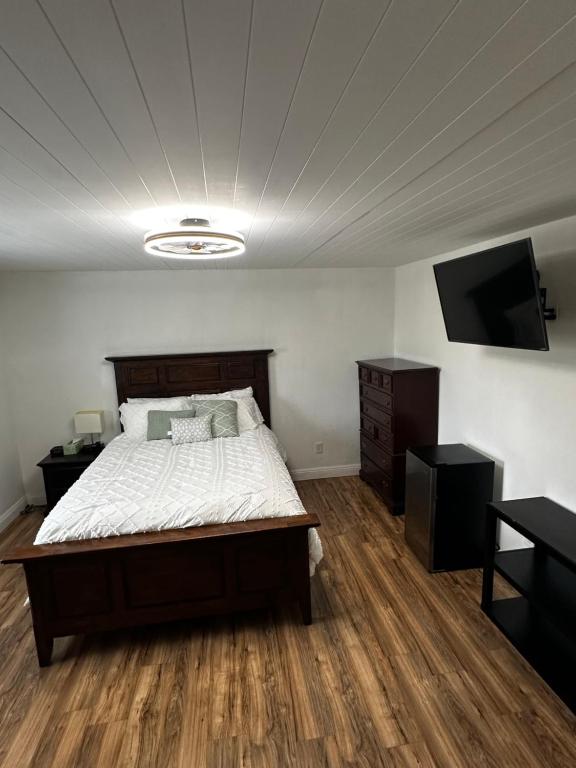 Private Room with Private Bath, Rialto