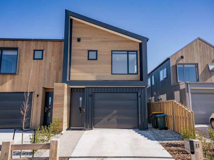 Parkside Views - Wanaka Holiday Home, Wanaka