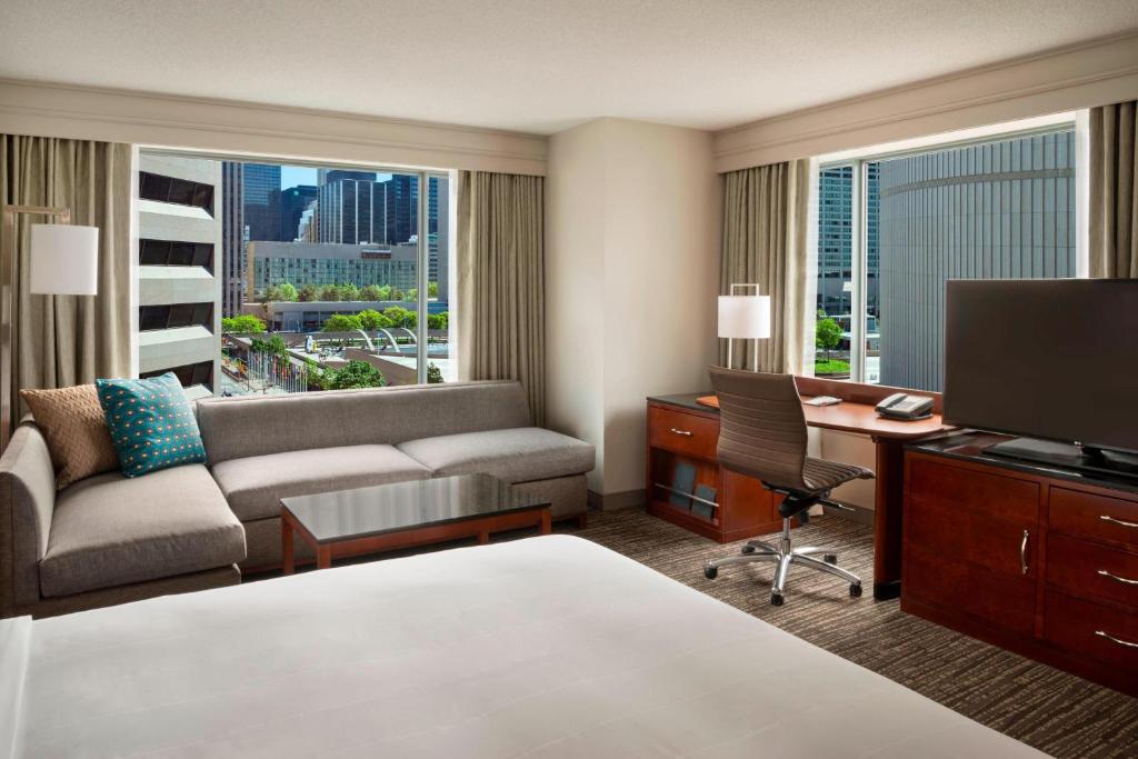 Toronto Marriott Downtown at CF Toronto Eaton Centre room