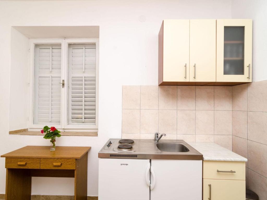 Apartment with balcony and sea view, Pomena