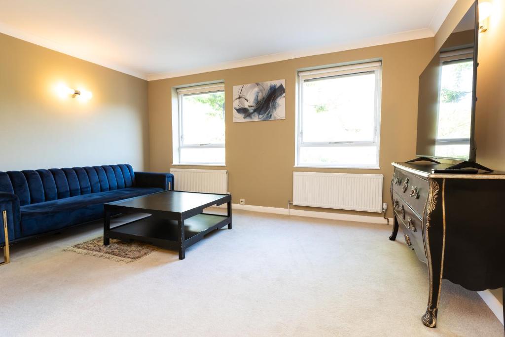 Centrally located 5BR Flat wParking, Maida Vale, London