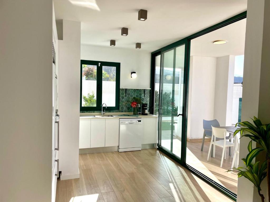 Lilias home - private heatable pool, BBQ, free wifi - 5