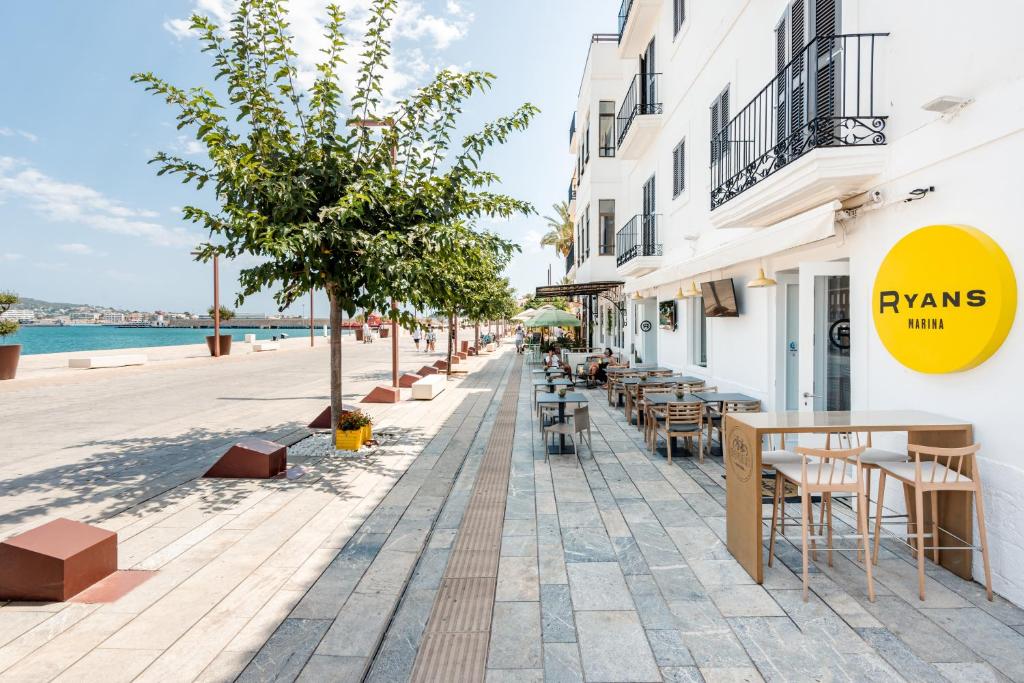 ホテル ライアンズ ラ マリーナ (Hotel Ryans La Marina) 外観