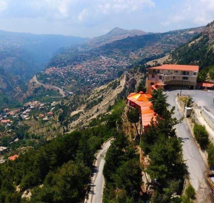 Hotel L'Aiglon, Bšarré