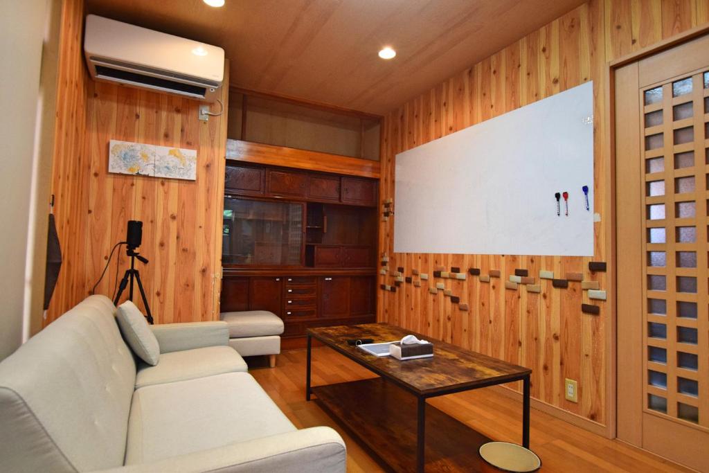 GATE Yamanashi Tsuru, Tsuru 