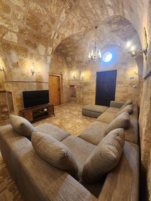 Jay GuestHouse, Fad‘ūs