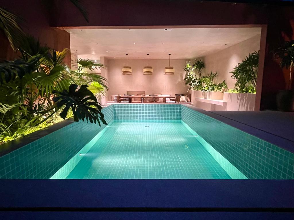 Whale in Sea, Pej-chaj