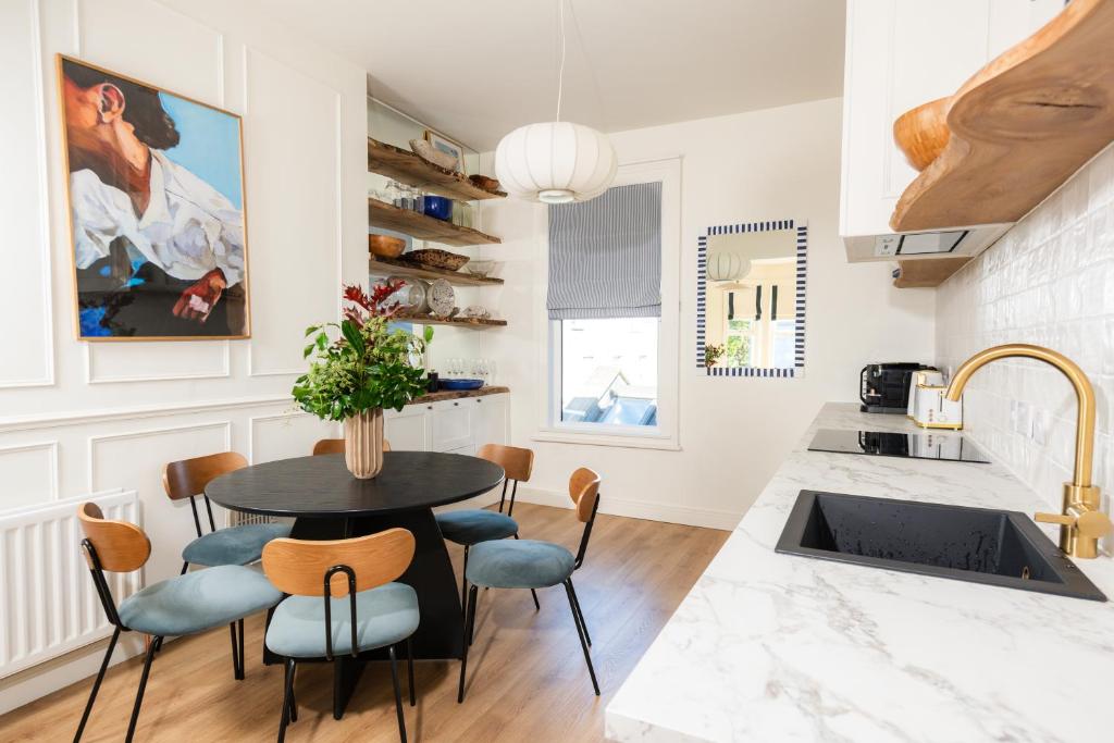 Coastal Location - Sleeps 6 & Pet Friendly, Bangor