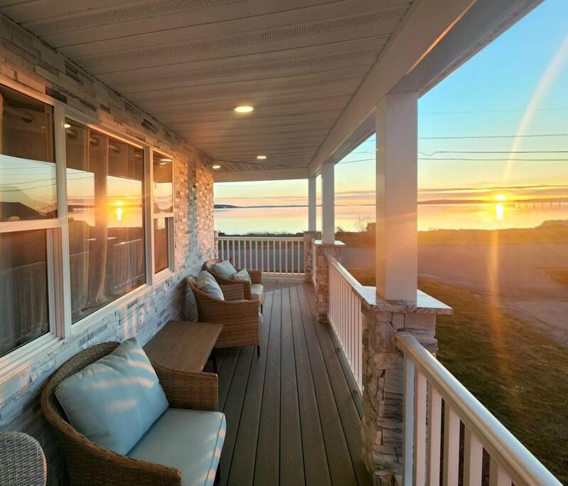 Beachfront NEW Pool HotTub Sauna and Panoramic view, Somerset