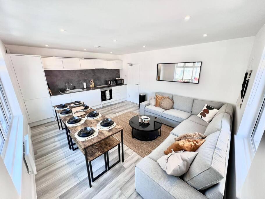 4BED-Coastal Haven in Weymouth - Sleeps 8 - Central location, Weymouth