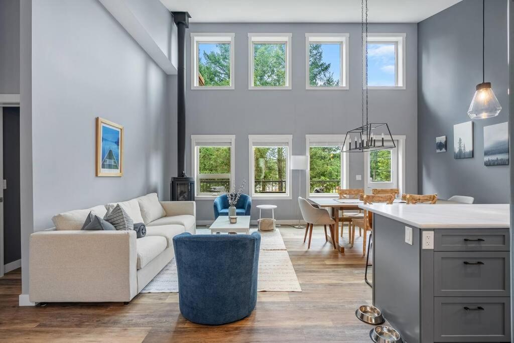 Serenity Shores, Mins to Lake, King Bed, 10 Guests, Invermere