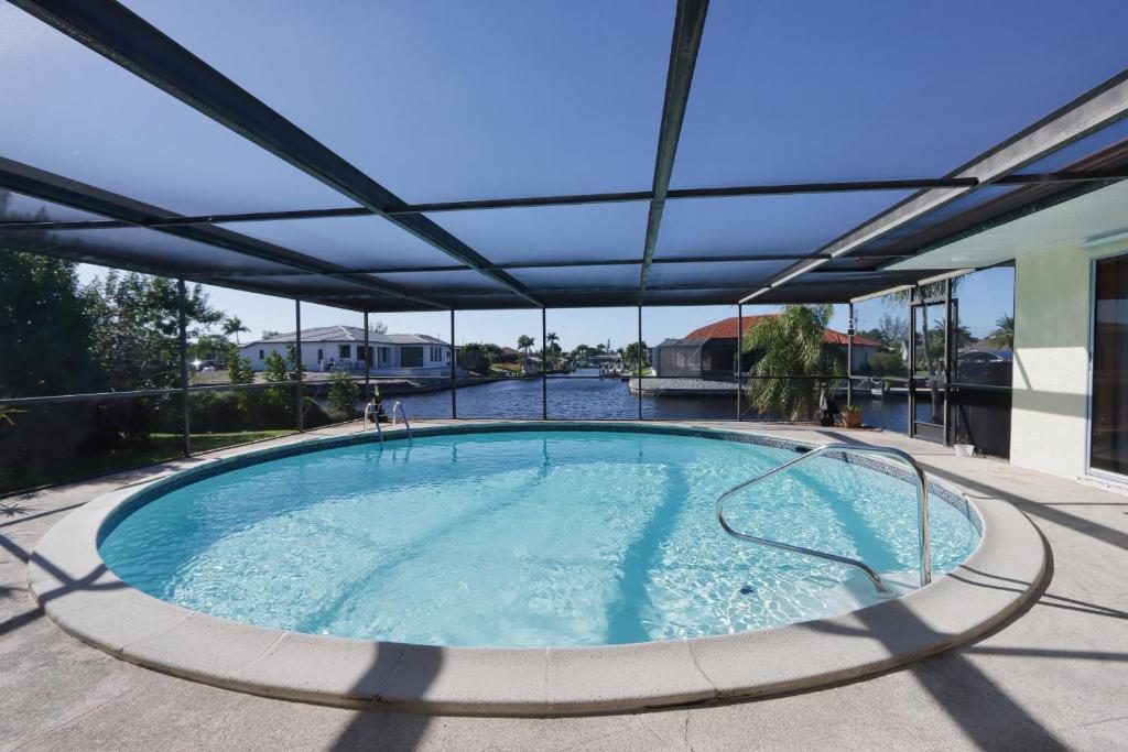 Sunset Oasis Gulf Access Pool Home in Cape Coral, Cape Coral