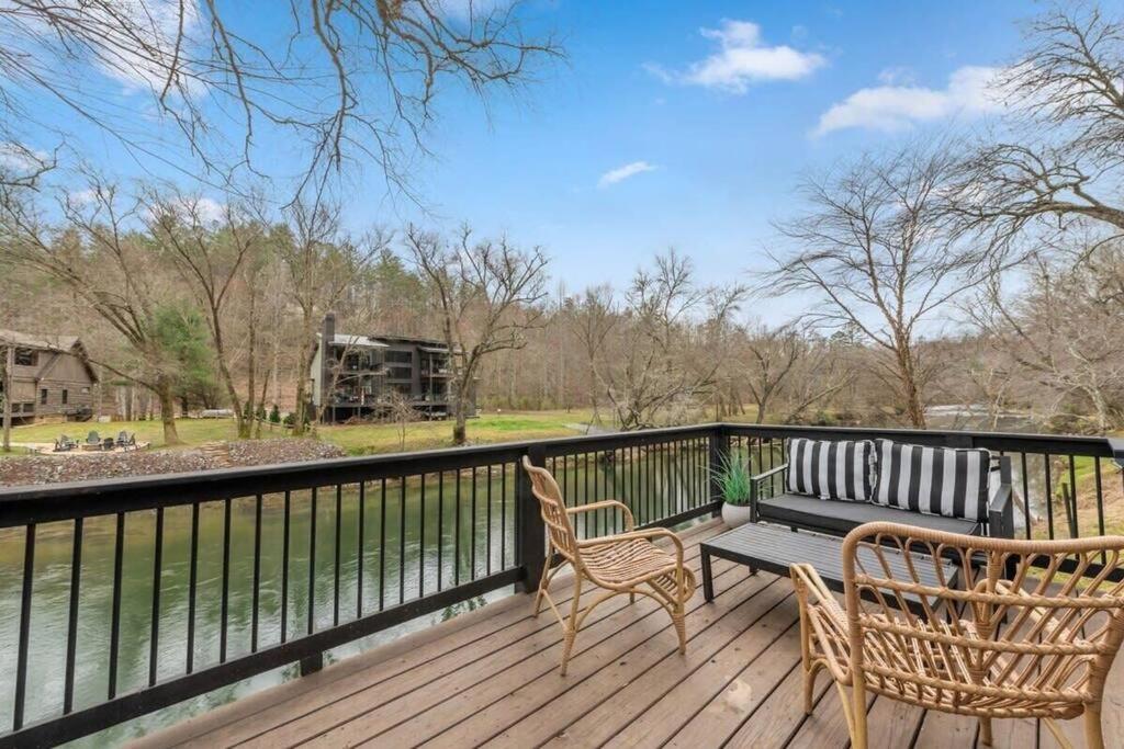 NEW Toccoa River Front - HotTub Fire pit Game Room, Mineral Bluff