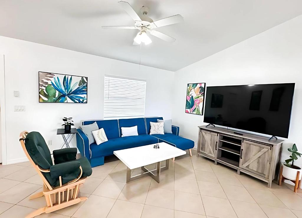 Experience Fun Starts Here w Pool & Wifi, Port Charlotte