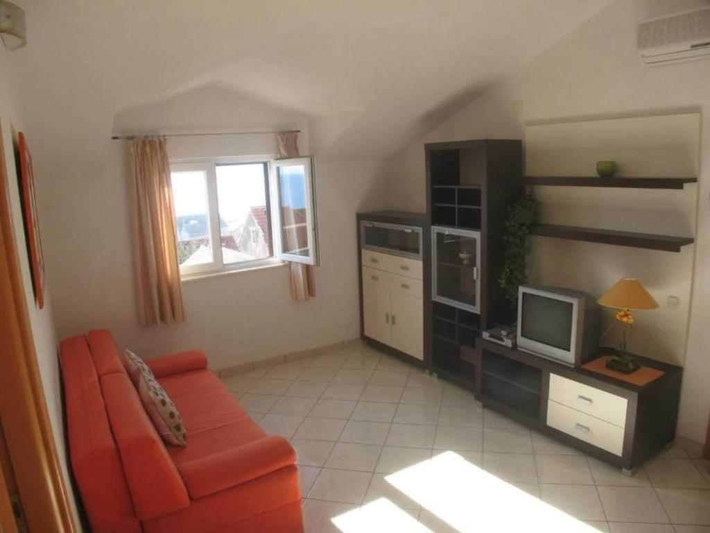 Apartment in Bol with balcony, Bol